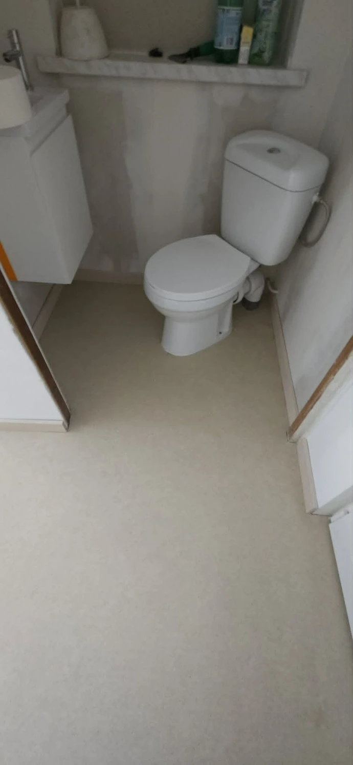 Pose de revêtement de sol souple en vinyle étanche dans une toilette-Renovsol&amp;cover